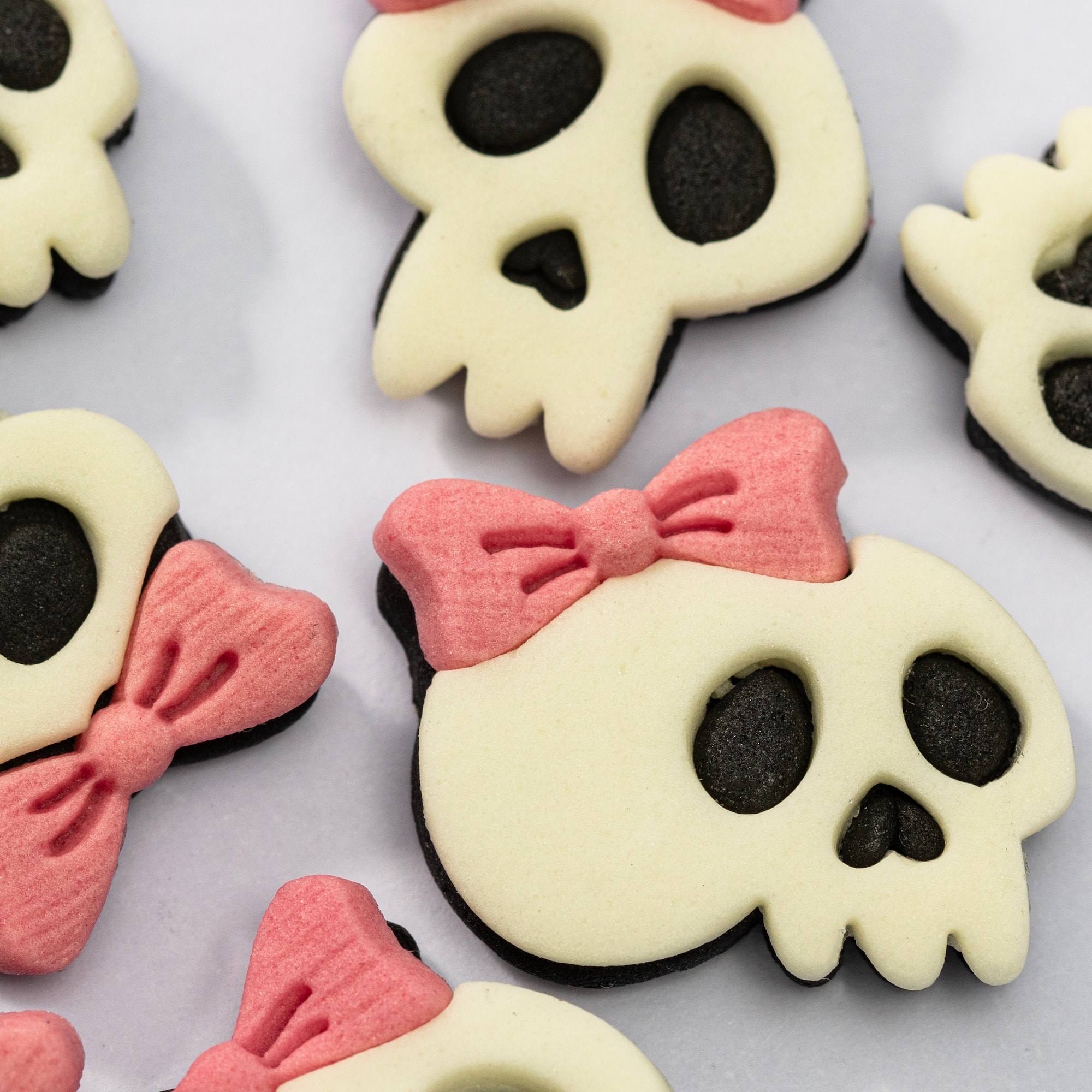 PME Cake Sweet Street® Skulls with Pink Bows Icing Decorations